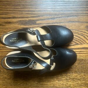 Hasbeens clogs with T strap almost perfect condition. Small scuff on right top